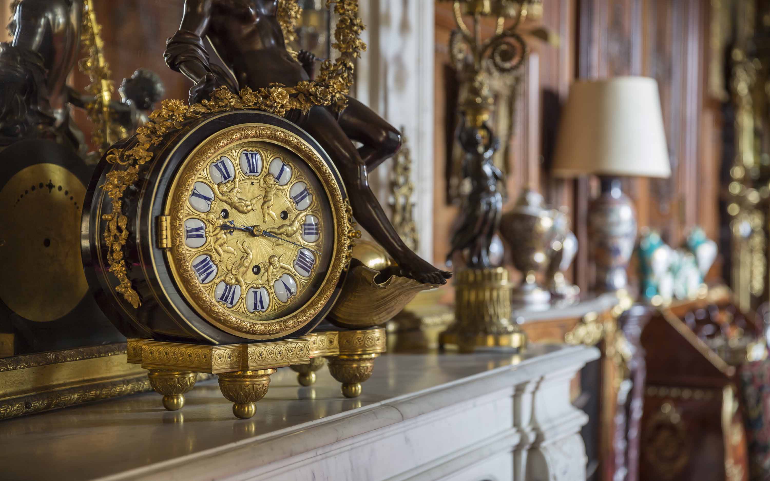 Cylindrical clock case with, on the right, a group of Venus and Cupid in patinated bronze and ormolu