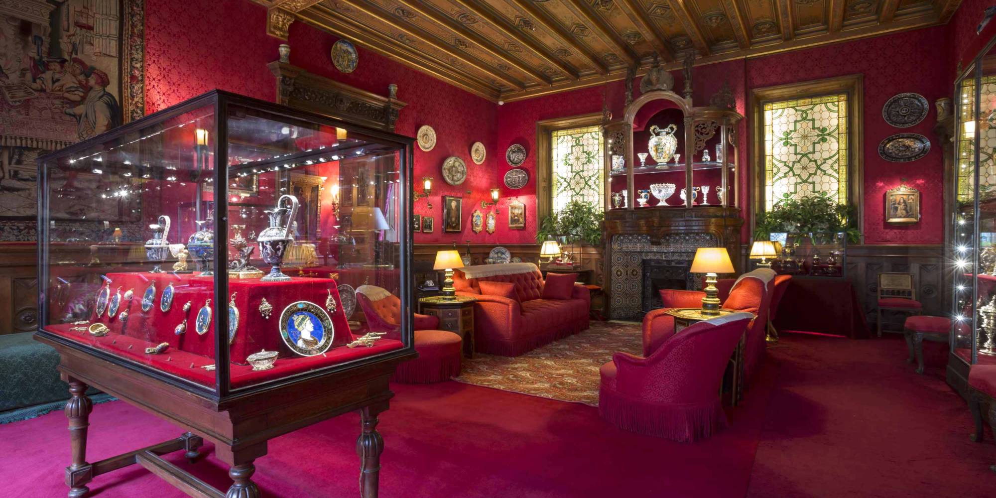 Smoking Room containing Ferdinand'd museum-style Renaissance diisplays