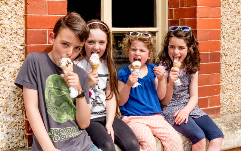 Children-eating-ice-cream-stables-3000x1875