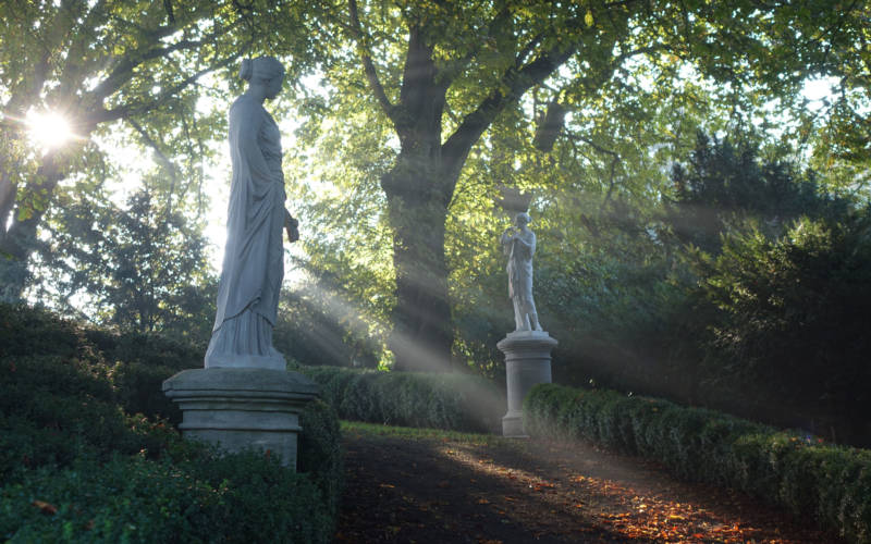 autumn-statues-light-3000-1875