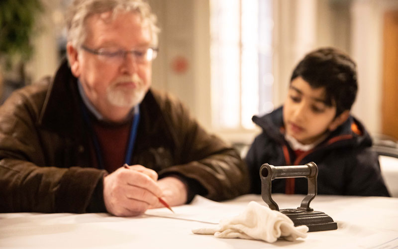 School-visit-Westcott-Manor-Kitchen-session-object-handling-2020-Waddesdon-Adam-Hollier-800-500