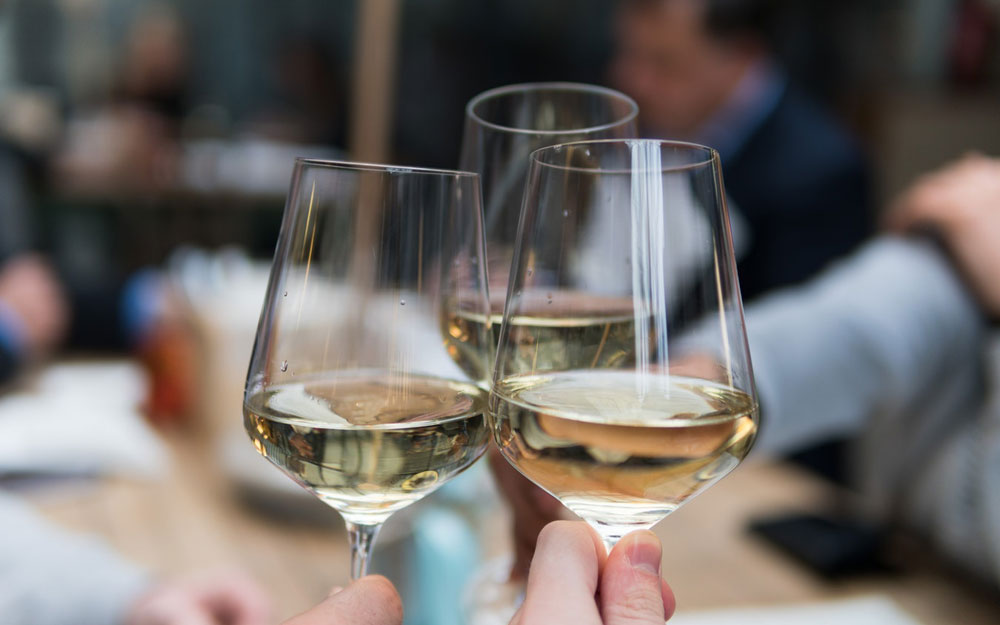 wine-white-wine-in-glasses-unsplash-kelsey-knight-1000-625