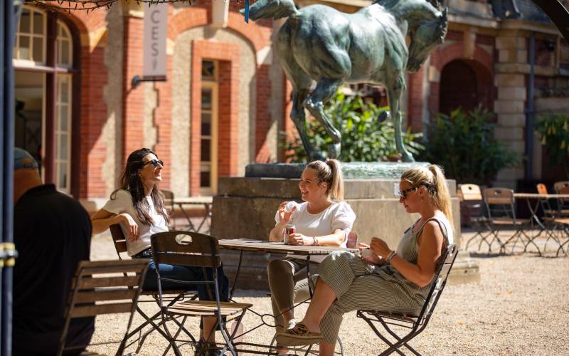 Ladies-enjoying-refreshements-at-the-Stables-Chris-Lacey-2100-1313